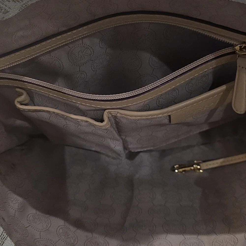 Michael Kors Tote and Wallet Set 2pc Like New!!